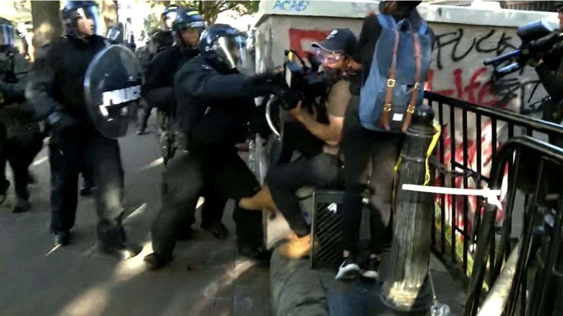 Video z USA ukazuje tvrdý útok policie proti novinářům